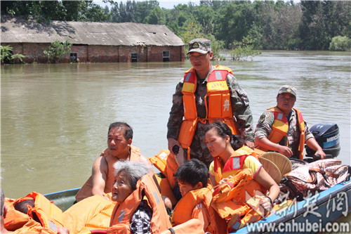 舟桥团官兵紧急转运因高温酷暑引起的发高烧病员送医.jpg 舟桥团官兵紧急转运因高温酷暑引起的发高烧病员送医.jpg