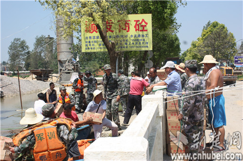 舟桥团官兵为黄潭镇临时安置点输送救援物资.jpg 舟桥团官兵为黄潭镇临时安置点输送救援物资.jpg