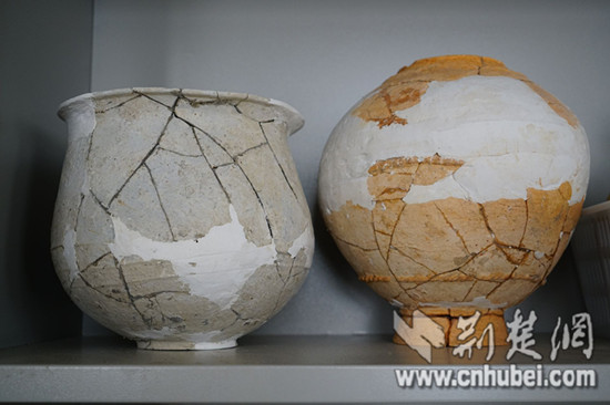 石家河遗址出土的陶罐。(记者 张先国 陈勇 赵融 摄)_副本.jpg 石家河遗址出土的陶罐。(记者 张先国 陈勇 赵融 摄)_副本.jpg