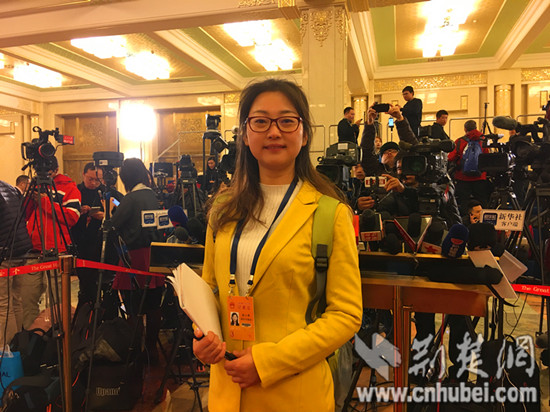 直播结束后,彭小萍在“两会部长通道”上留影_副本.jpg 直播结束后,彭小萍在“两会部长通道”上留影_副本.jpg