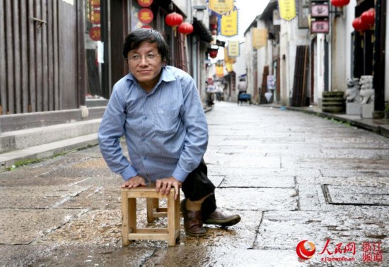 曾经,一条小板凳是骆润法创业路上的得力“帮手”。