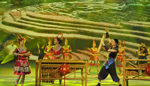 【网络媒体走转改】动图报道丨从一场免费歌舞看“文化惠民”红利 【网络媒体走转改】动图报道丨从一场免费歌舞看“文化惠民”红利