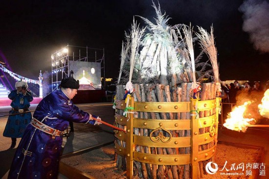 包头市,点燃圣火宣告着祭火仪式的开始。安吉斯 摄