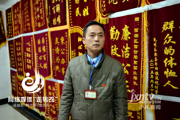 上访群众送给高国兰的锦旗挂满了屋子