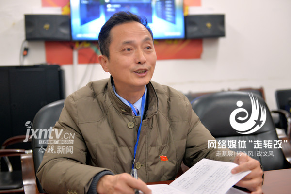 高国兰在接受江西网络台记者采访。(记者陶望平 摄)