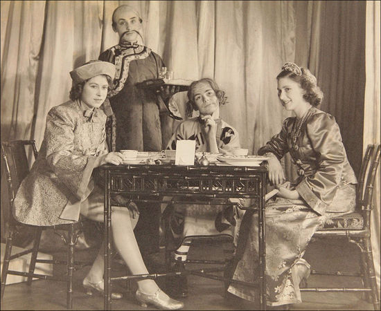 英国女王少女时代出演舞台剧罕见照片曝光(高清组图)