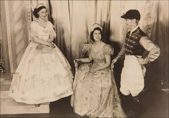 英国女王少女时代出演舞台剧罕见照片曝光(高清组图)