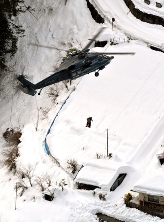 日本关东千户居民仍被雪围困无重型机械难度大