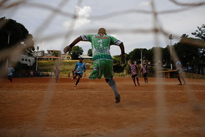 励志!巴西一条腿足球运动员照样驰骋球场