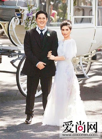 ���ǽ���ױ֮�γ��ǣ�2003��γ�������Ӵϳɻ飬�γ����ǰ����׸��κ���Ͷ�̫̫����ӧ������Ů�����׸���Ů�����޼�ױһ�����ƣ��ݳƵ�ʱ�κ�����ֱʸ���Ů��2000��Ԫ����ױ�������ǻ�ɴ��Լ200���Ԫ�����������鱦������David Morris��˽���鱦չ�ϴ��ֱʹ���һ���鱦��