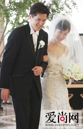 ���ǽ���ױ֮�����᣺̨���׸���̨����ǧ���������󣬹��������Ͱ�Ů����ױ��1.8��̨�Һ�լ�����Ƶ�3ǧ���鱦��2.1��Ԫ̨�Ҽ�ױ���ڻ����죬�ù���ӭȢ�����������ƵĻ�ɴ��6����������������Ŀ�⡣