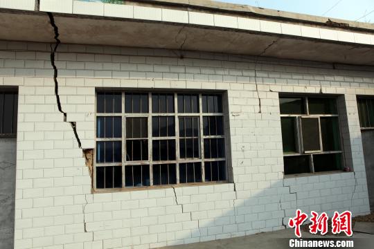 山西临县一村庄房屋因采矿挖空开裂严重塌陷(图)