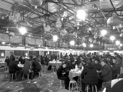 村主任孙女满月宴席上,坐满了前来道贺的村民。京华时报记者陶冉摄