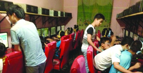 合肥“黑网吧”暗访:9岁女收银员指导未成年哥哥上网