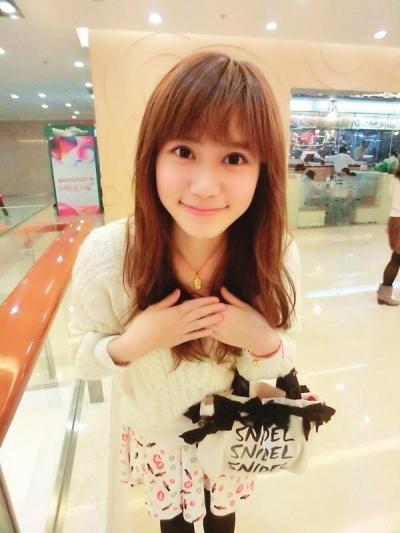 ����ѧԺ���Բ���Ů��Ӣ����ʦ�ߺ� ����:����Ӣ���