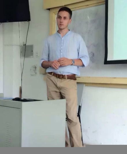 工程学院“卧蚕美女”英语老师走红 网友:爱上英语课