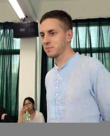 工程学院“卧蚕美女”英语老师走红 网友:爱上英语课