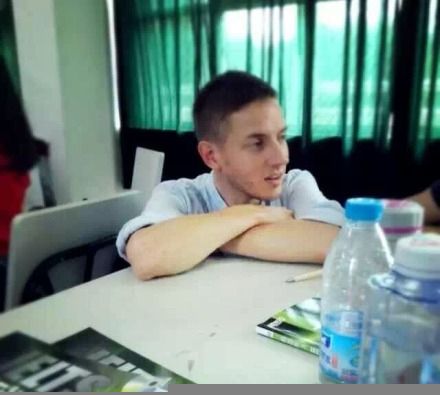 工程学院“卧蚕美女”英语老师走红 网友:爱上英语课