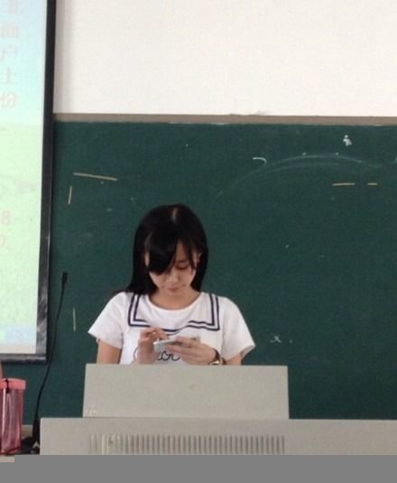 工程学院“卧蚕美女”英语老师走红 网友:爱上英语课