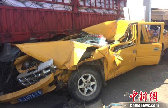 江苏大丰发生6车连环相撞事故1人死亡2人受伤