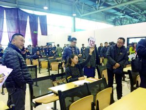 首批中央和国家机关公车第三场拍卖现场。贾悦/摄