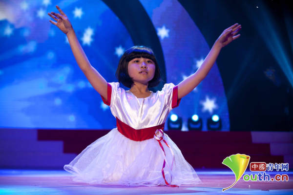 残疾女孩蒋张子怡表演舞蹈《我是一只孤独的小船》。
