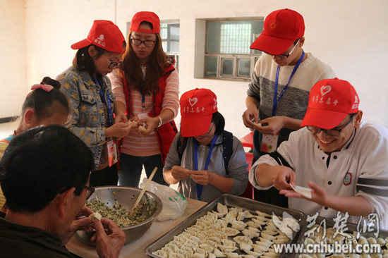 点军晓岸志愿者服务队走进养老院为老人送温