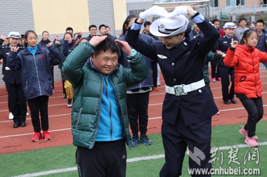 宜昌警花走进特殊学校 将爱和安全传递