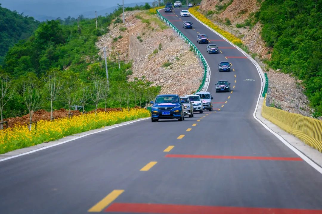 为爱出发52台自驾车打卡宜昌最美爱情公路