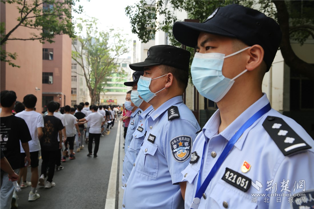 民警在警戒線外護考.通訊員 供圖