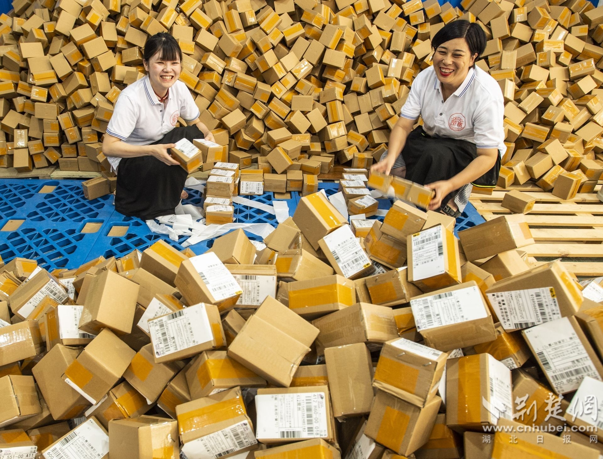 湖北楚寨发酵制品有限公司工人将传统酵母打包后准备发快递